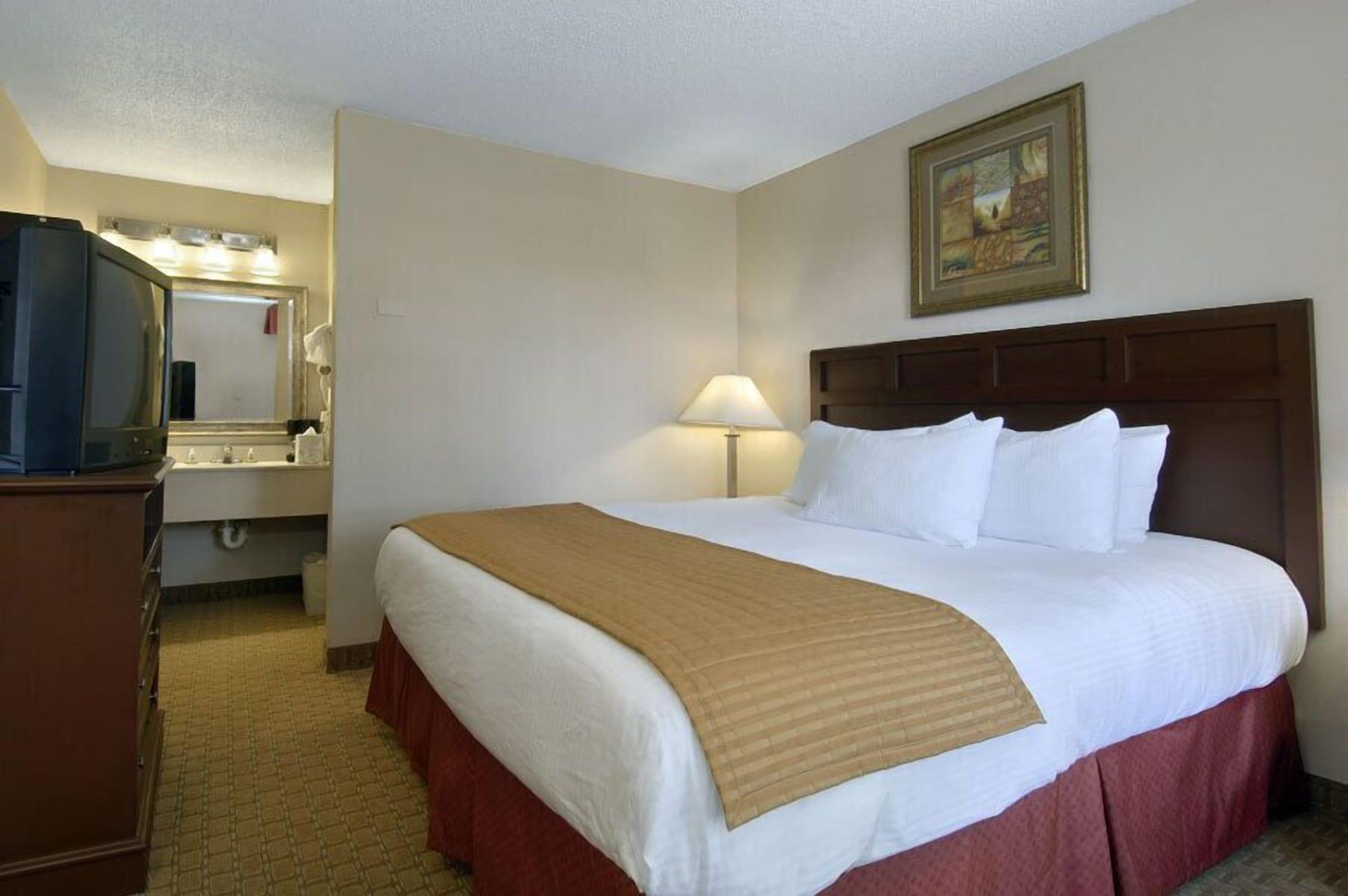 Baymont By Wyndham Mobile/ I-65 Hotel Exterior photo
