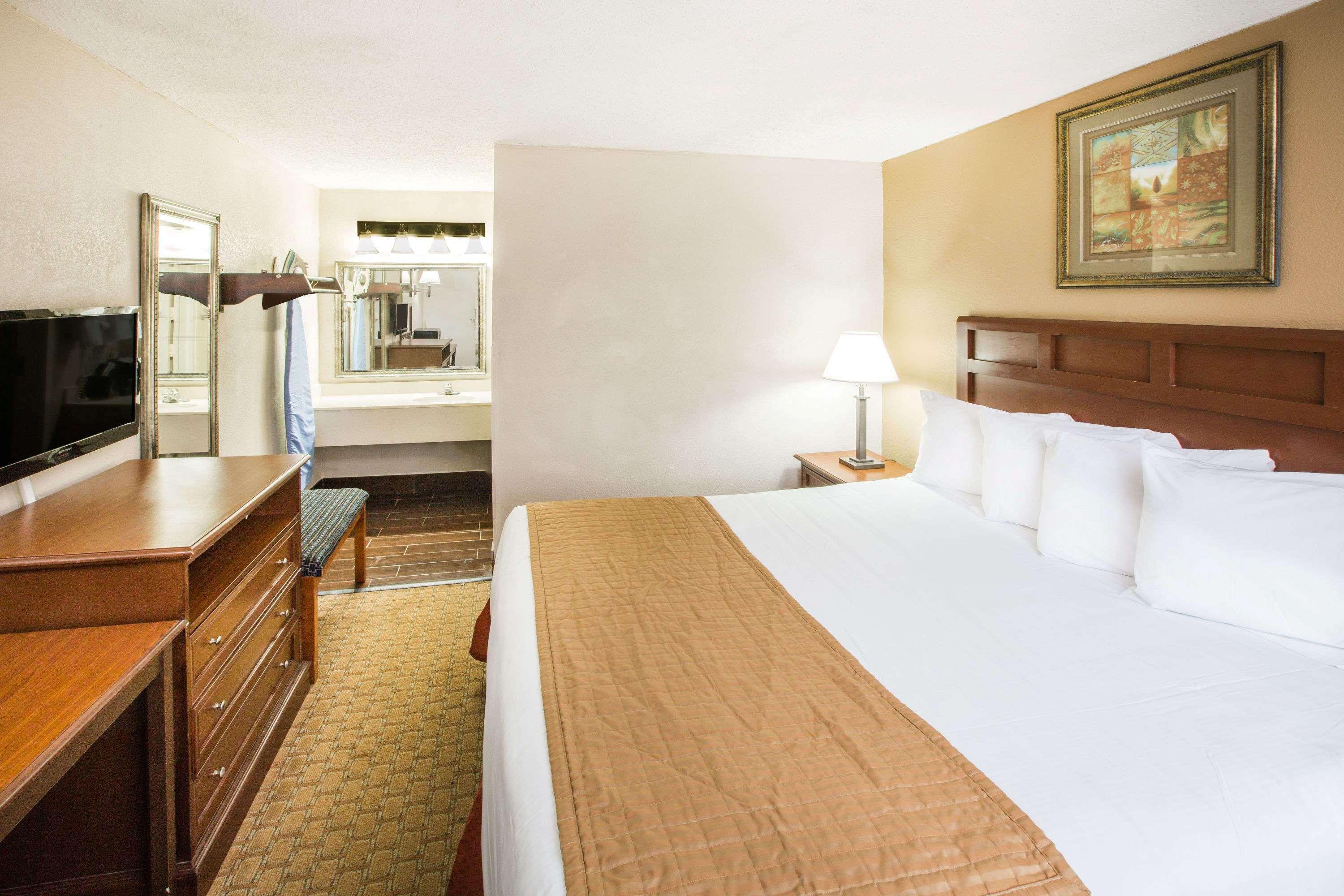 Baymont By Wyndham Mobile/ I-65 Hotel Exterior photo