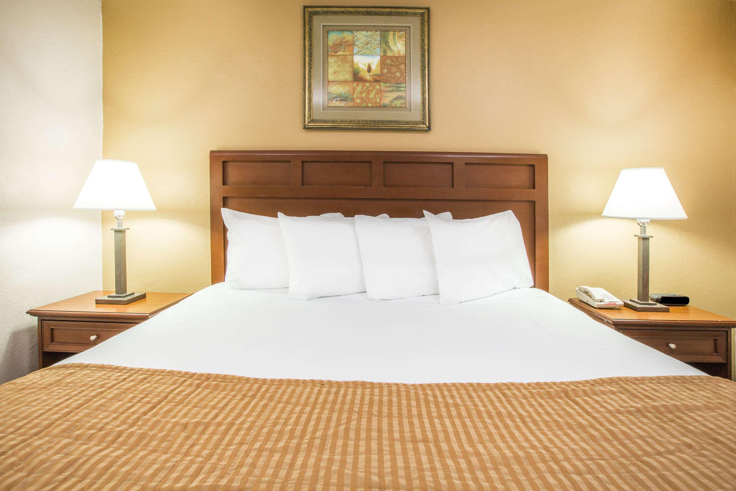 Baymont By Wyndham Mobile/ I-65 Hotel Exterior photo