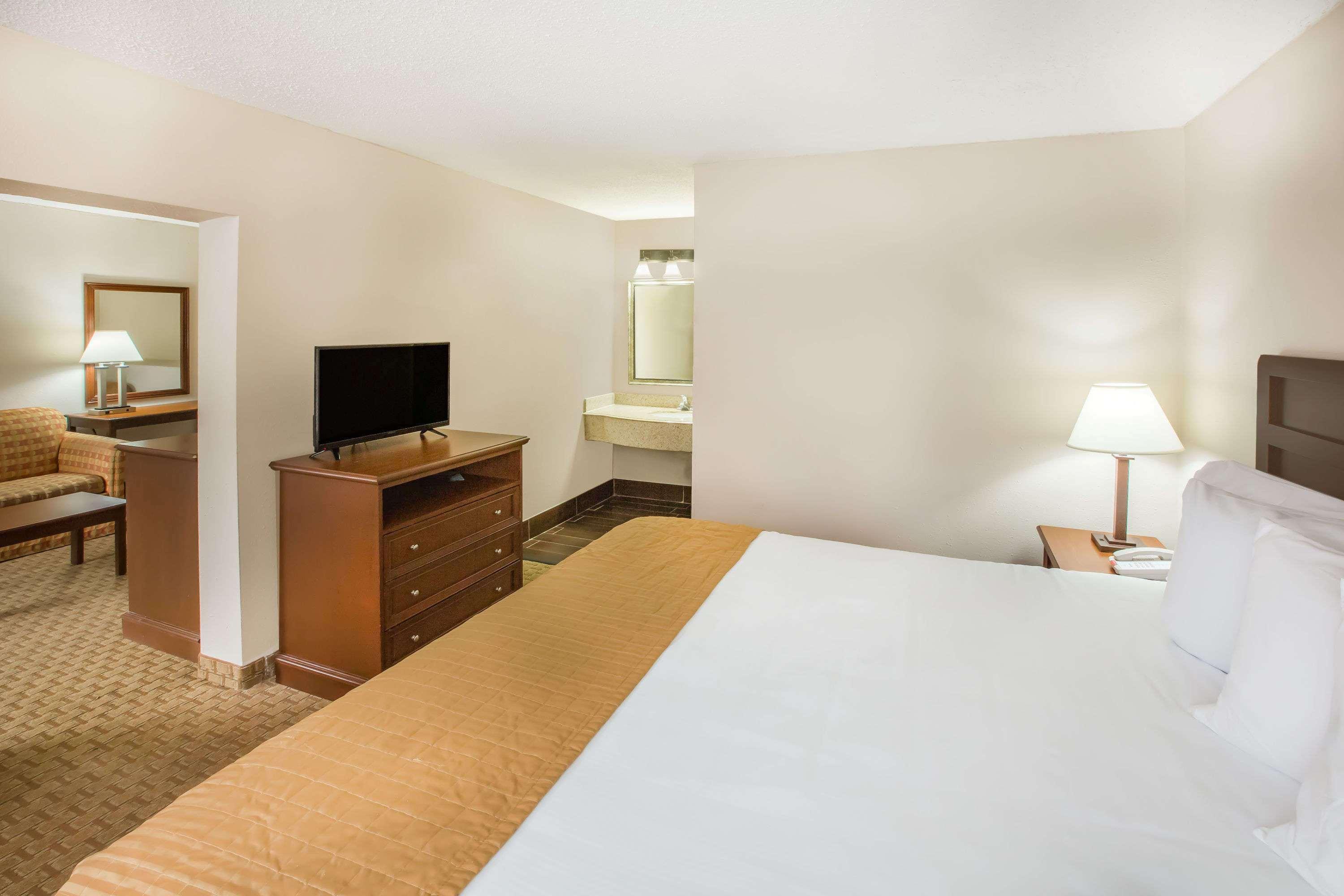 Baymont By Wyndham Mobile/ I-65 Hotel Exterior photo